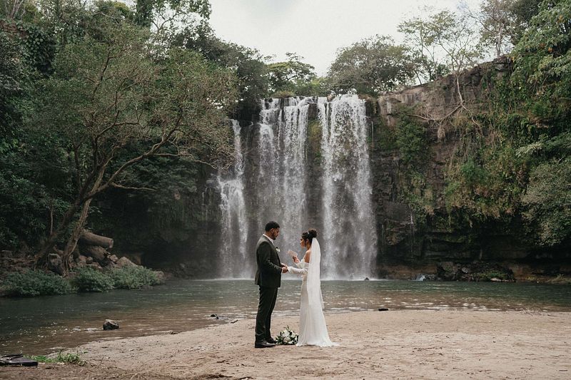 Llanos de Cort&eacute;s Elopement in Guanacaste, Costa Rica &ndash; Lourdes & Luis