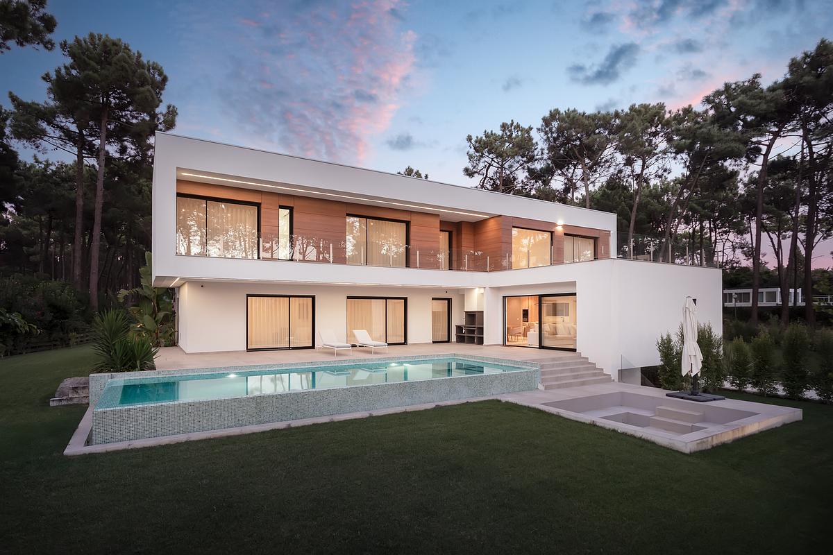 Fotografia noturna de moradia contempor&acirc;nea na Herdade da Aroeira com ilumina&ccedil;&atilde;o arquitet&oacute;nica