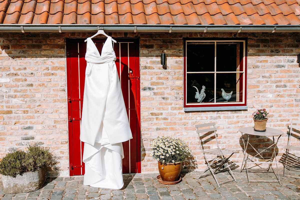 Huwelijksfotograaf Brugge - Kleed tijdens opmaak bruid