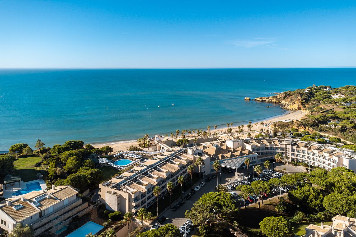 Vista a&eacute;rea do Grande Real Santa Eul&aacute;lia Resort & Hotel Spa em Albufeira, com vista panor&acirc;mica sobre o Atl&acirc;ntico e a praia de Santa Eul&aacute;lia, fotografada por Pedro Br&aacute;s Photography &mdash; fotografia profissional de arquitetura e hotelaria de luxo em Portugal.