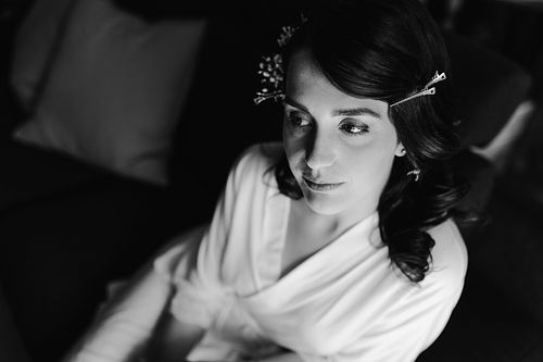 Ritratto della sposa che aspetta di prepararsi per il matrimonio elegante