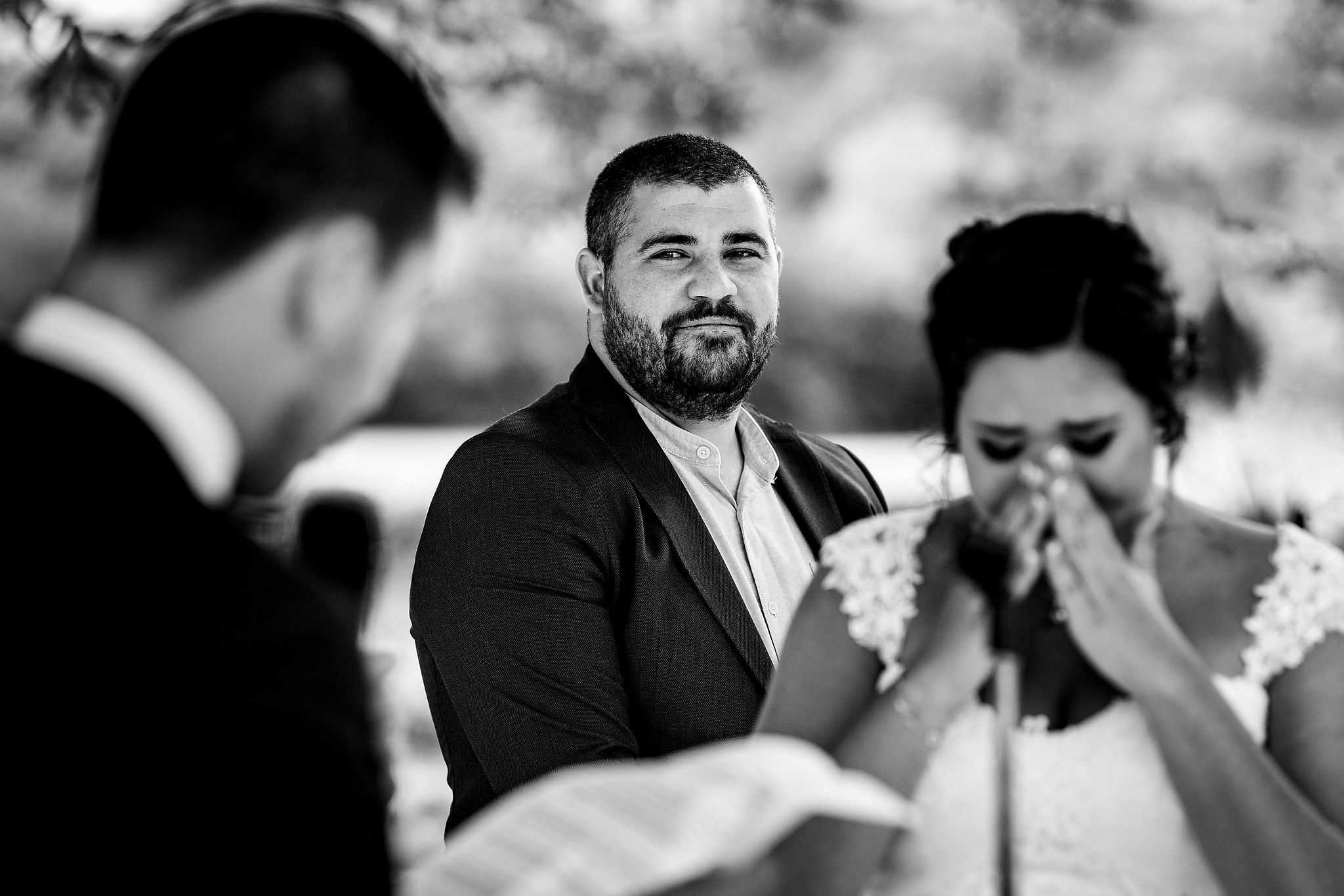 T&eacute;moin du mari&eacute; qui regarde tendrement la mari&eacute;e qui pleure pendant le discours de son mari captur&eacute; par S&eacute;bastien CLAVEL photographe de Mariage &agrave; Lyon et Gen&egrave;ve