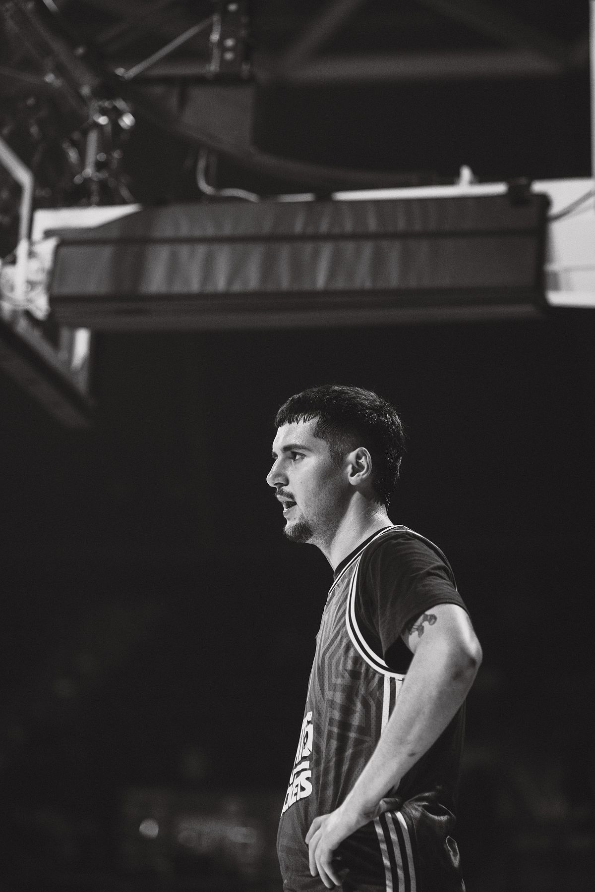 Porträt eines Basketballspielers SIRA während des Spiels