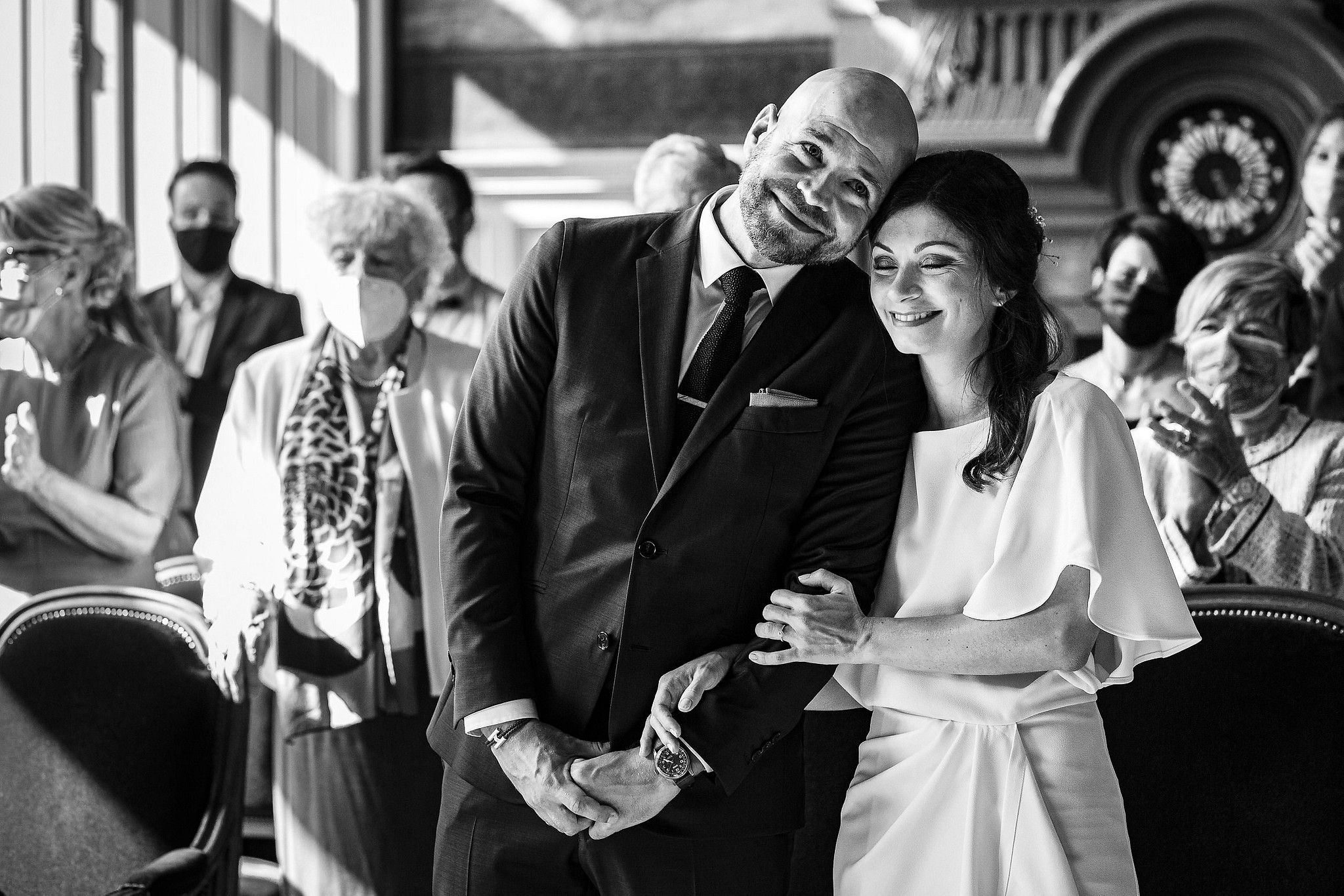 Couple de mari&eacute;s qui se tiennent de mani&egrave;re tendre pendant la c&eacute;r&eacute;monie &agrave; la mairie captur&eacute; par S&eacute;bastien CLAVEL photographe de Mariage &agrave; Lyon et Gen&egrave;ve