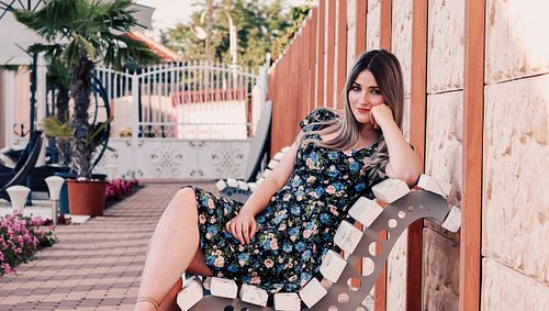 portret feminin full body realizat în lumină naturală