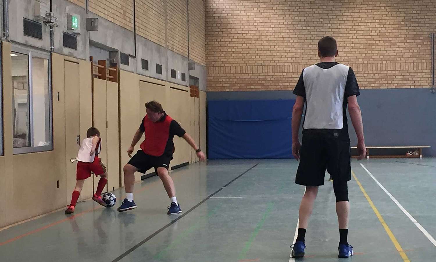 Teams beim gemeinsamen Aufwärmen vor dem Training mit Bürgermeister Schrameyer