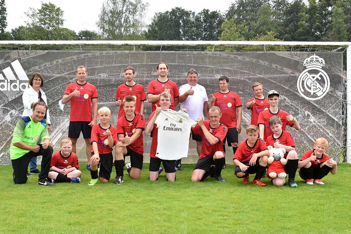 Gelungener Abschluss des Fußball-Camps: Spieler und Team freuen sich