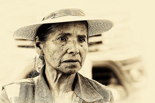 Portrait en sepia d'une femme de Bolivie