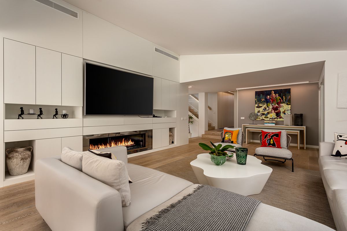 Sala principal de moradia V3 na Quinta da Marinha em Cascais com luz natural equilibrada