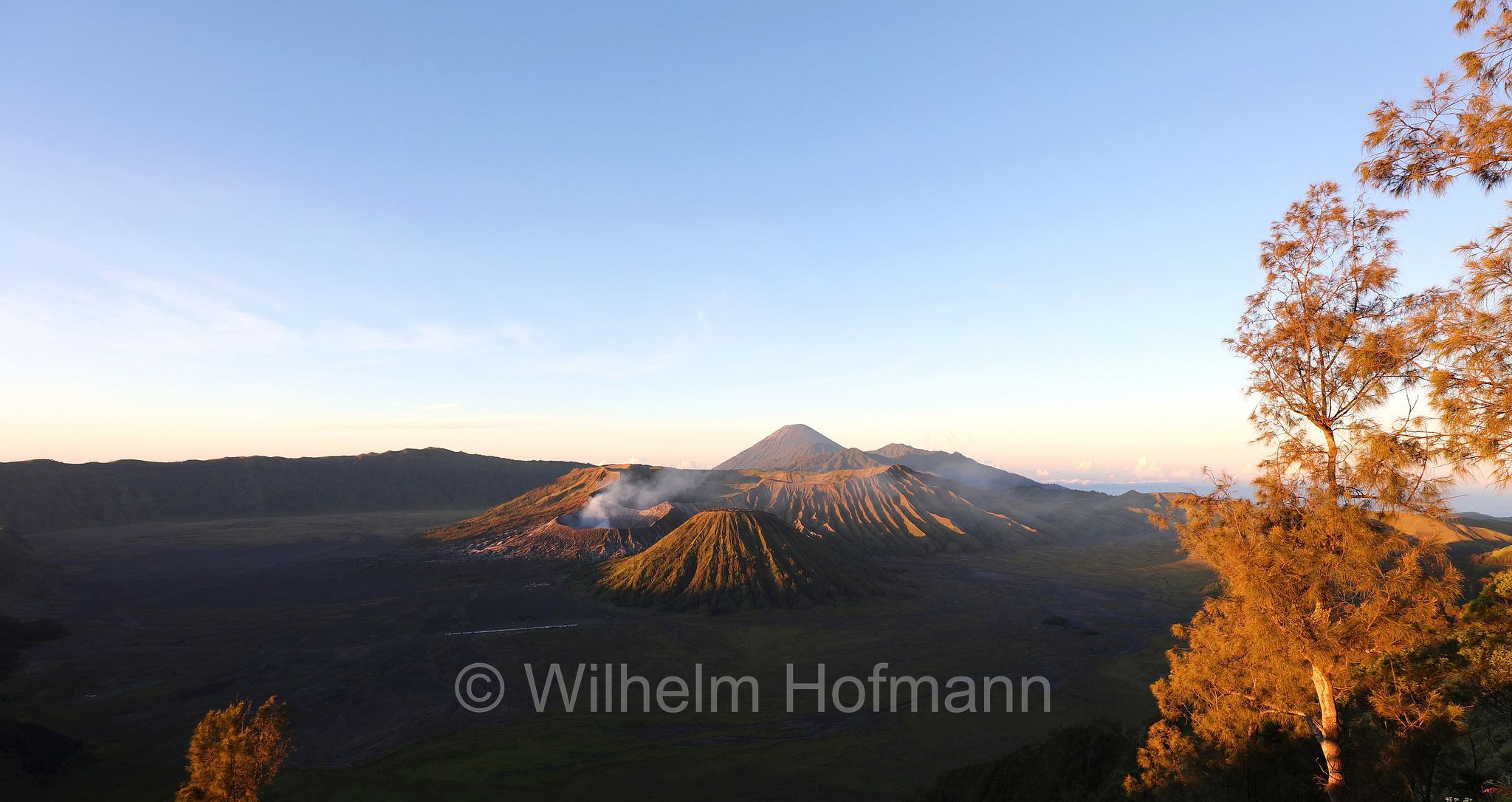 Mount Bromo, Bromo, Semeru, King Kong Hill, East Java, Indonesia, Indonesien, Sunrise, Sonnenaufgang, ﻿Bromo Tengger Semeru National Park, Nationalpark Bromo-Tengger-Semeru, parco nazionale di Bromo Tengger Semeru
