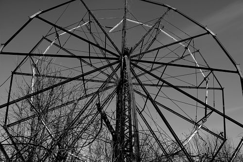7 foot photographer, workshop tour in US, United States, black & white, b&w, abandoned ferris wheel at amusement park