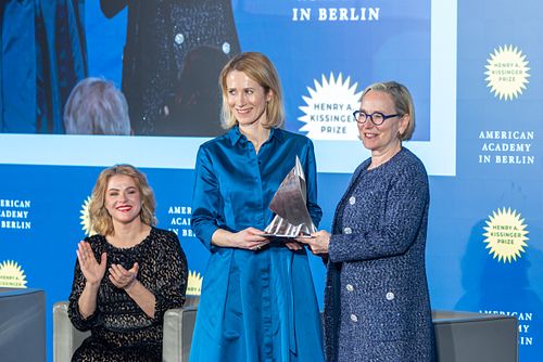 Kaja Kallas receiving the Henry A. Kissinger Prize from Sandra E. Peterson, with Evika Siliņa sitting and applauding on the left.