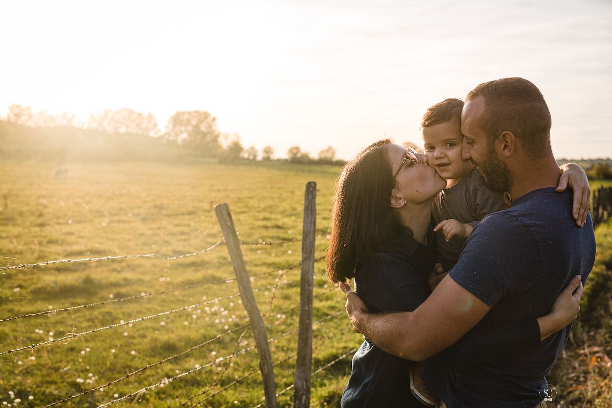 Tarif Photographe Mariage - Sebastien CLAVEL Photographe - Tendre &eacute;treinte familiale dans un champ au coucher du soleil, l'amour parental et la douceur des derni&egrave;res lueurs du jour