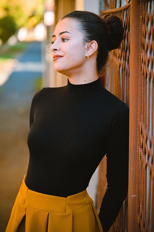 portret feminin elegant cu stil clasic și lumină naturală