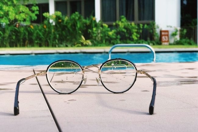 Voir la piscine à travers deux perspectives très différentes