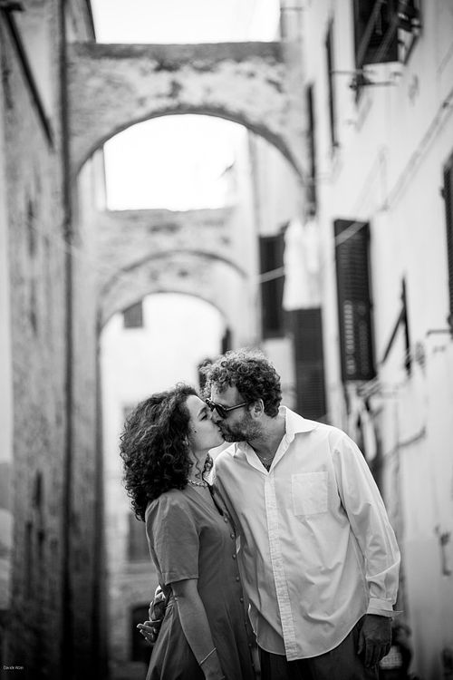 "coppia passeggia  fra gli scorci di Alghero"