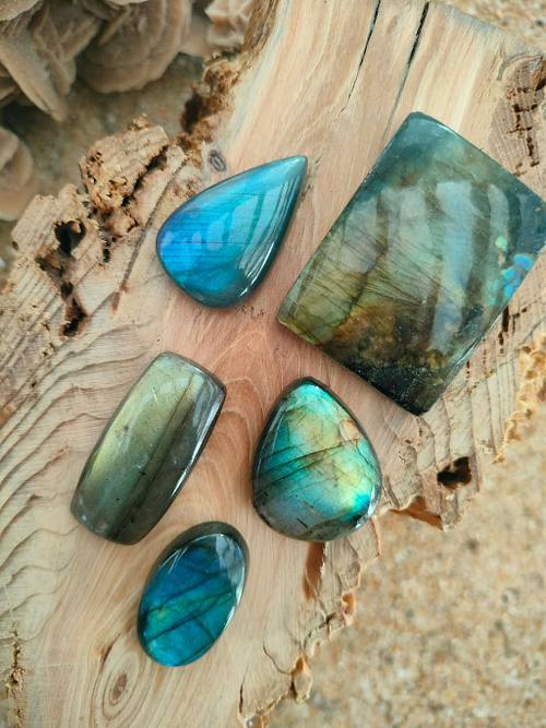 Labradorite properties
