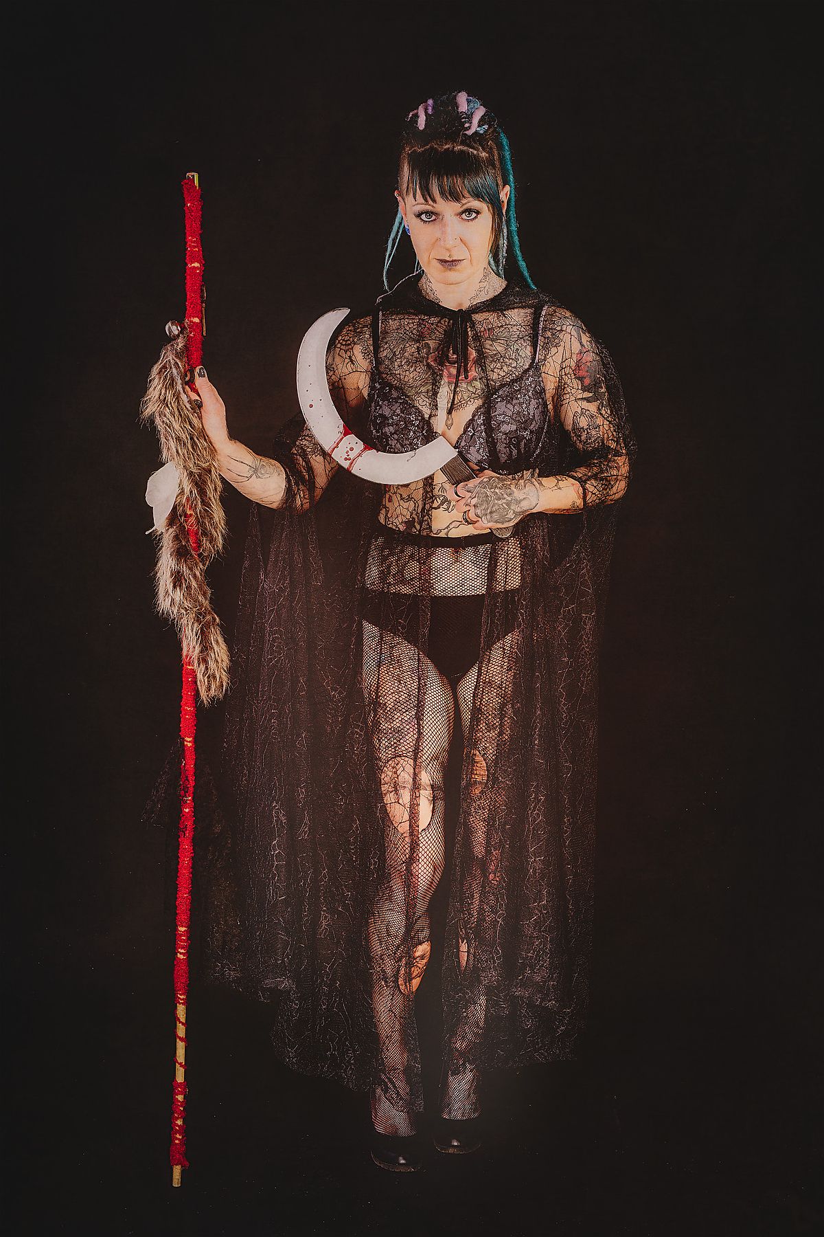 photo tarot Gardienne de l&rsquo;&Eacute;quilibre, femme tribale avec lance rouge et faucille pr&egrave;s du c&oelig;ur