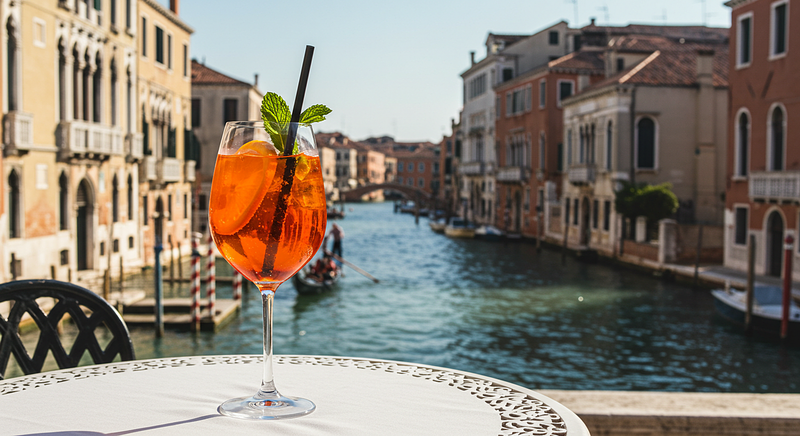 Der Aperol Spritz: Der beliebteste italienische Cocktail (mit Rezept)