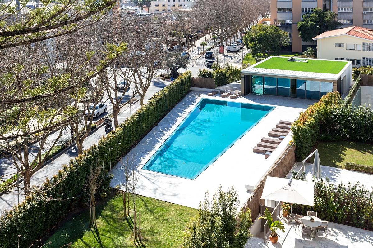 Piscina do Legacy Residences Cascais com Vista Mar