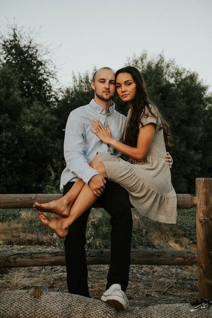 Sitzende Models posieren