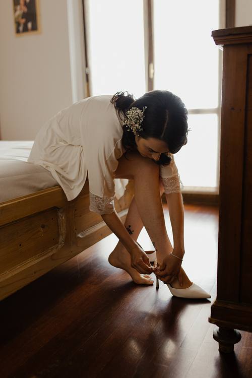 Eleganti preparativi della sposa in camera matrimonio raffinato Tenuta Santi Giacomo e Filippo Urbino
