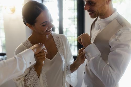Preparativi sposa emozioni matrimonio Badia San Vittore Cingoli fotografie intime
