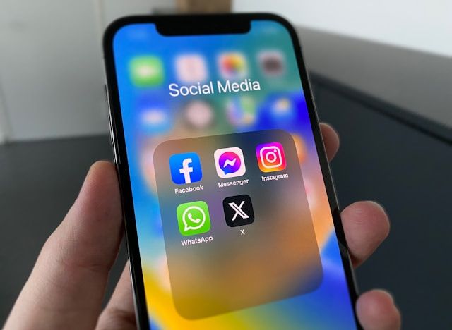 Auf einem Telefon angezeigte Social-Media-Symbole