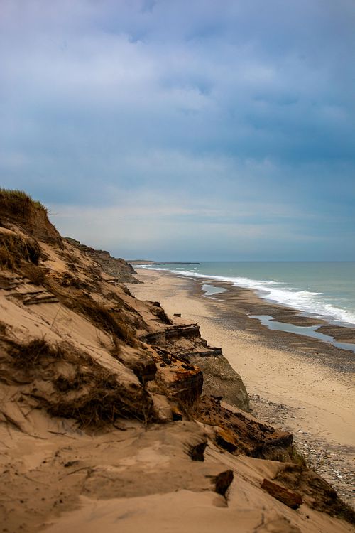 Falaise côtière et horizon marin.