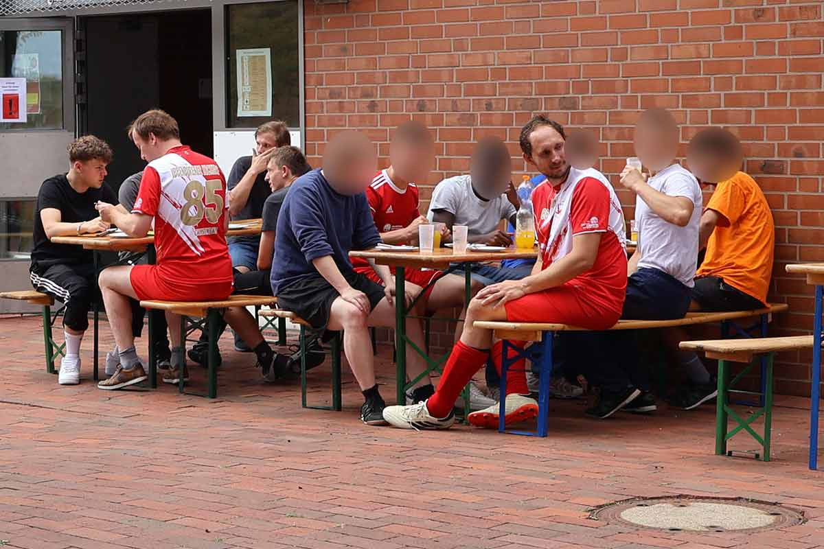 Gemeinsames Essen und Austausch nach dem Spiel