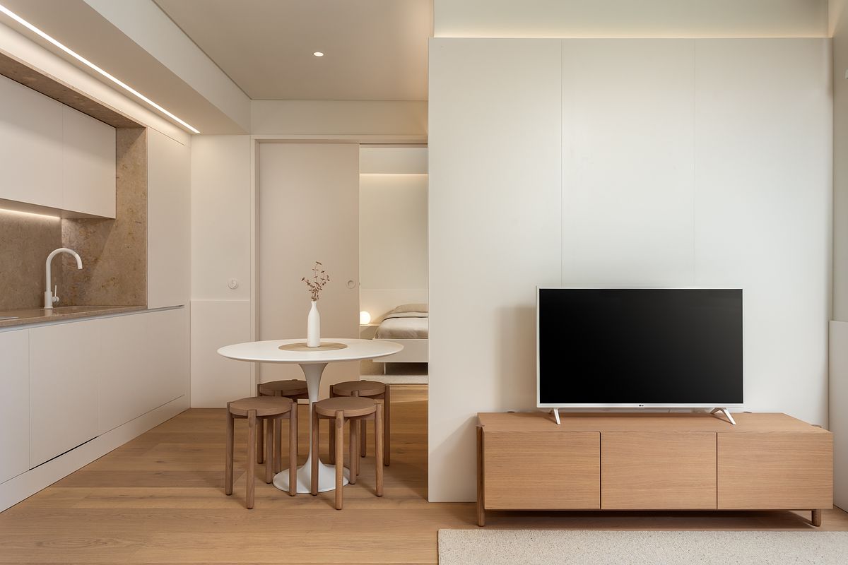 Fotografia de no Apartamento Reabilitado na Av. Roma, Lisboa, projeto do ATELI&Ecirc; 22.