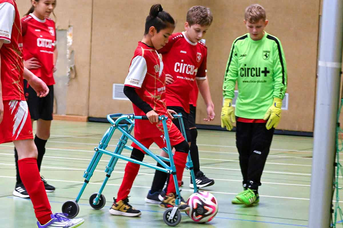 Spaß, viele Tore und noch mehr persönliche Erfolgserlebnisse - all das stand wieder im Mittelpunkt als die Ibbenbürener Kickers am Samstag ihr internationales Hallenturnier in der Kreissporthalle ausrichteten. | Foto: Holger Luck