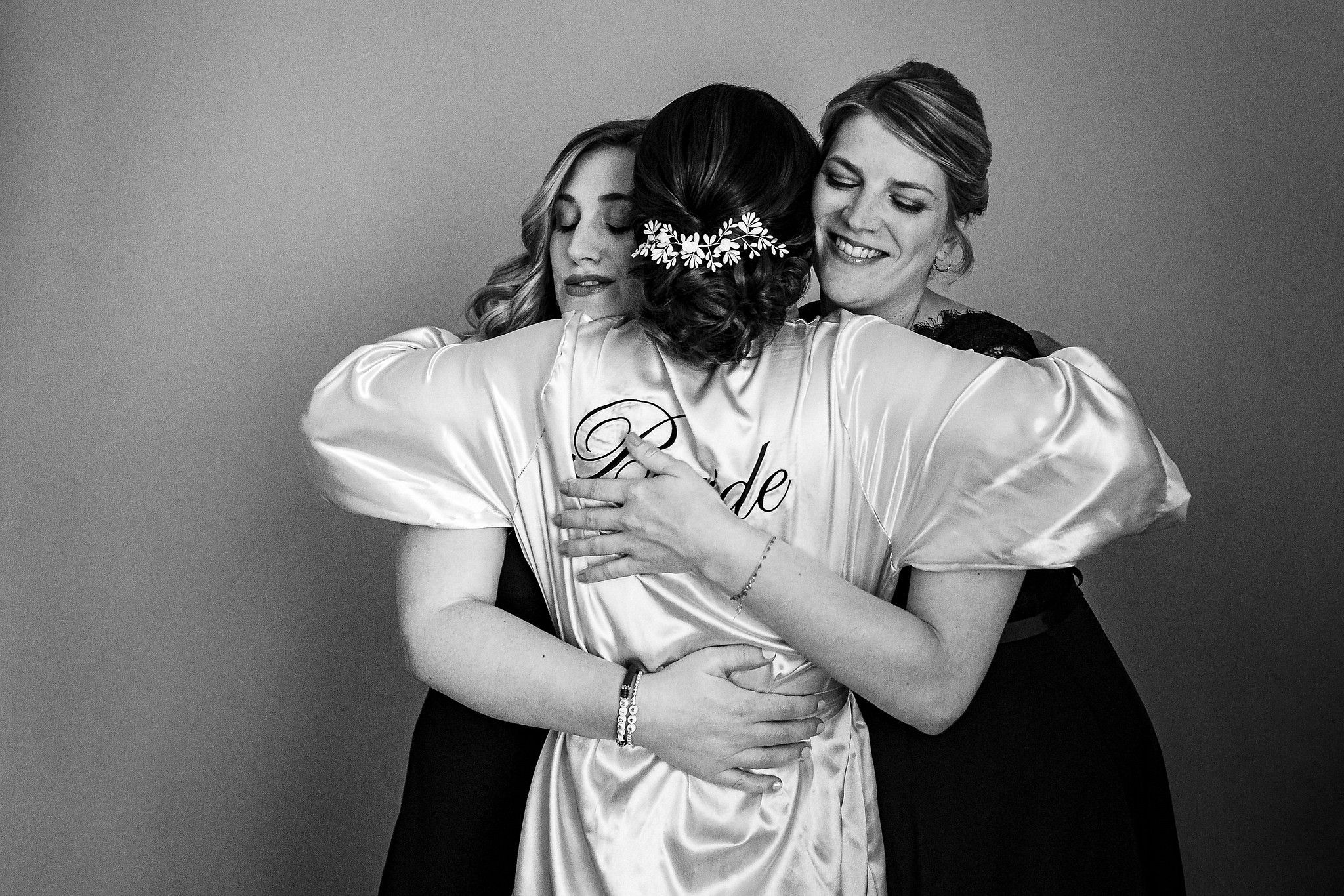 Mari&eacute;e qui enlasse ses deux t&eacute;moins pendant les pr&eacute;paratifs captur&eacute; par S&eacute;bastien CLAVEL photographe de Mariage &agrave; Lyon et Gen&egrave;ve