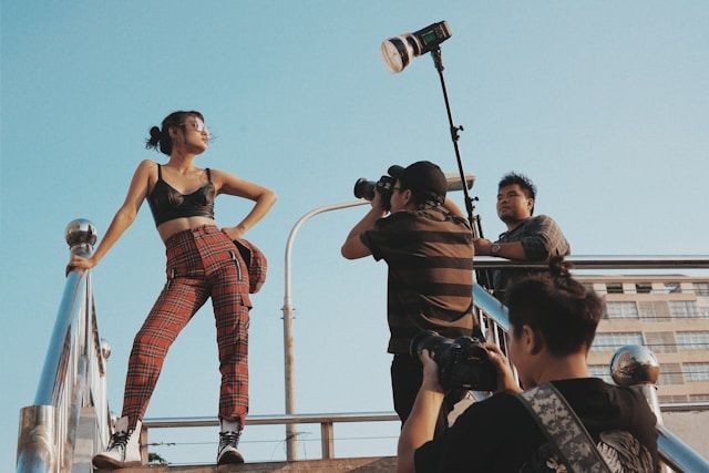 Servizio fotografico all'aperto con altri membri della troupe