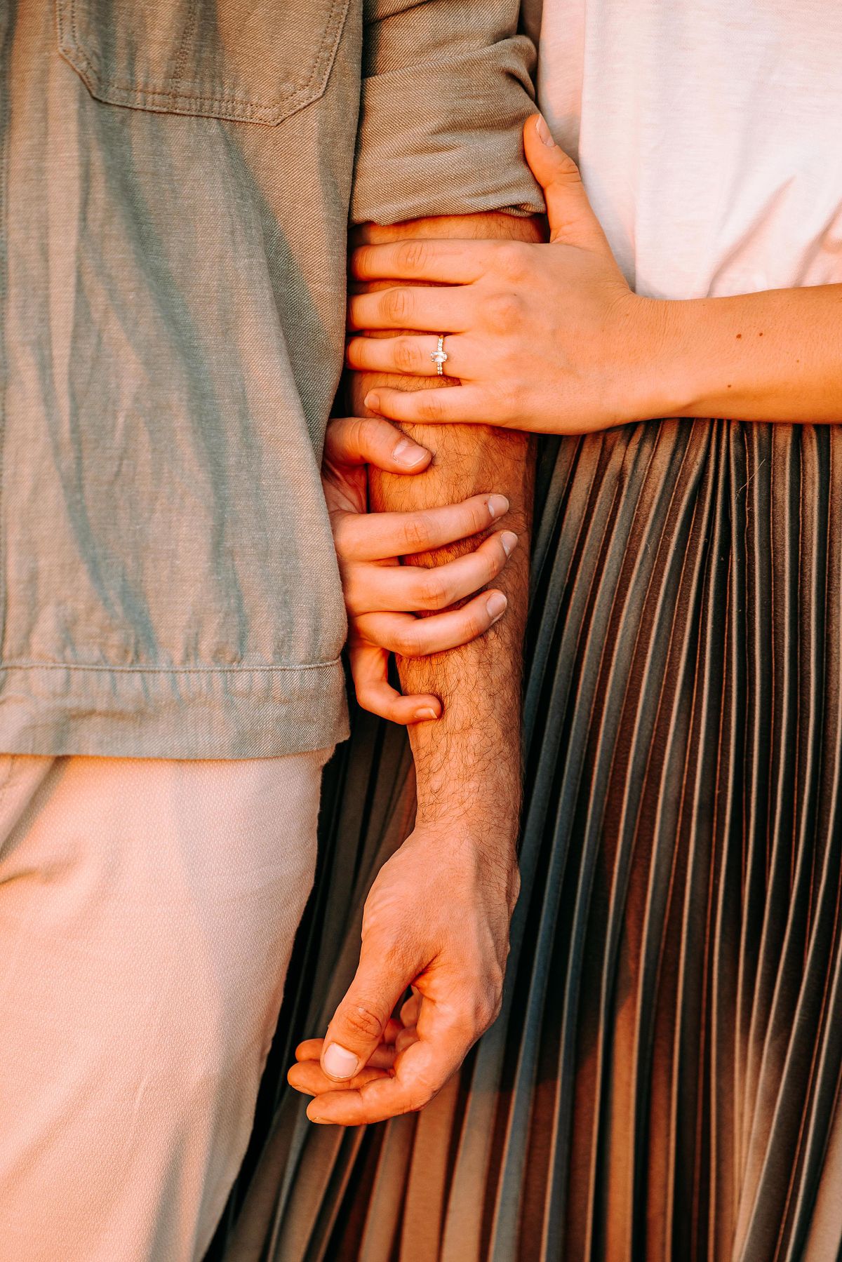 close up van handen en arm tijdens verlovingsshoot
