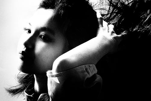 Portrait d'une jeune femme prise en photo de rue à Hanoï au Vietnam