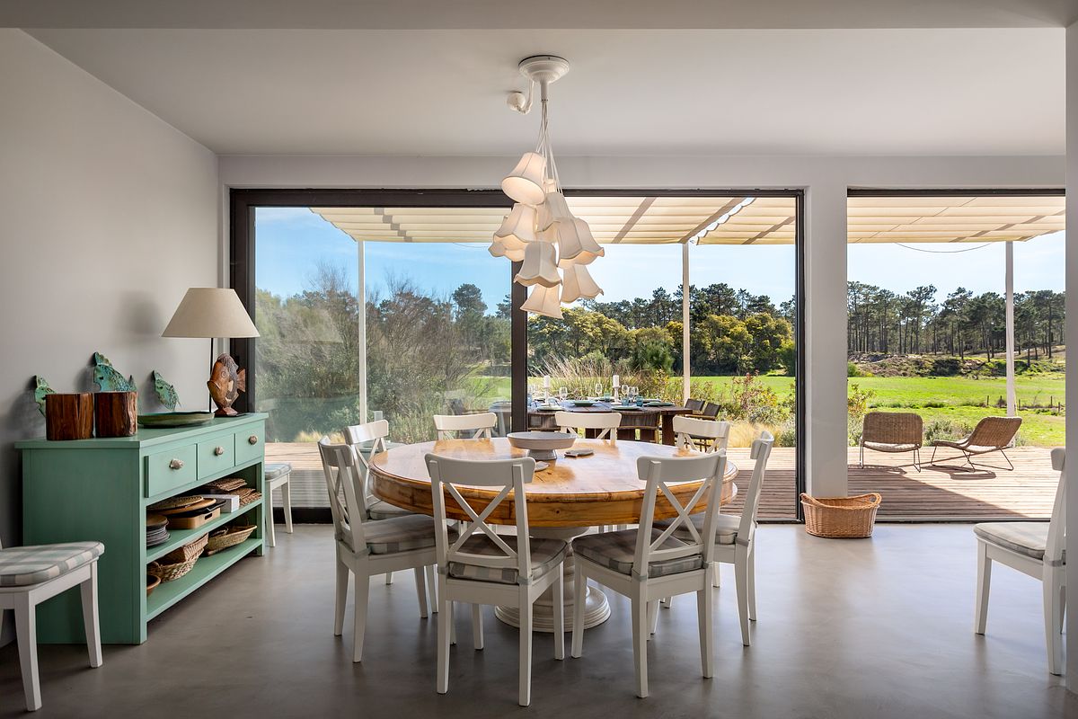 Fotografia de interiores de moradia T3 na Comporta com luz natural e homestaging