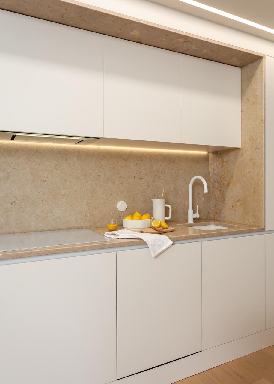 Fotografia de no Apartamento Reabilitado na Av. Roma, Lisboa, projeto do ATELI&Ecirc; 22.