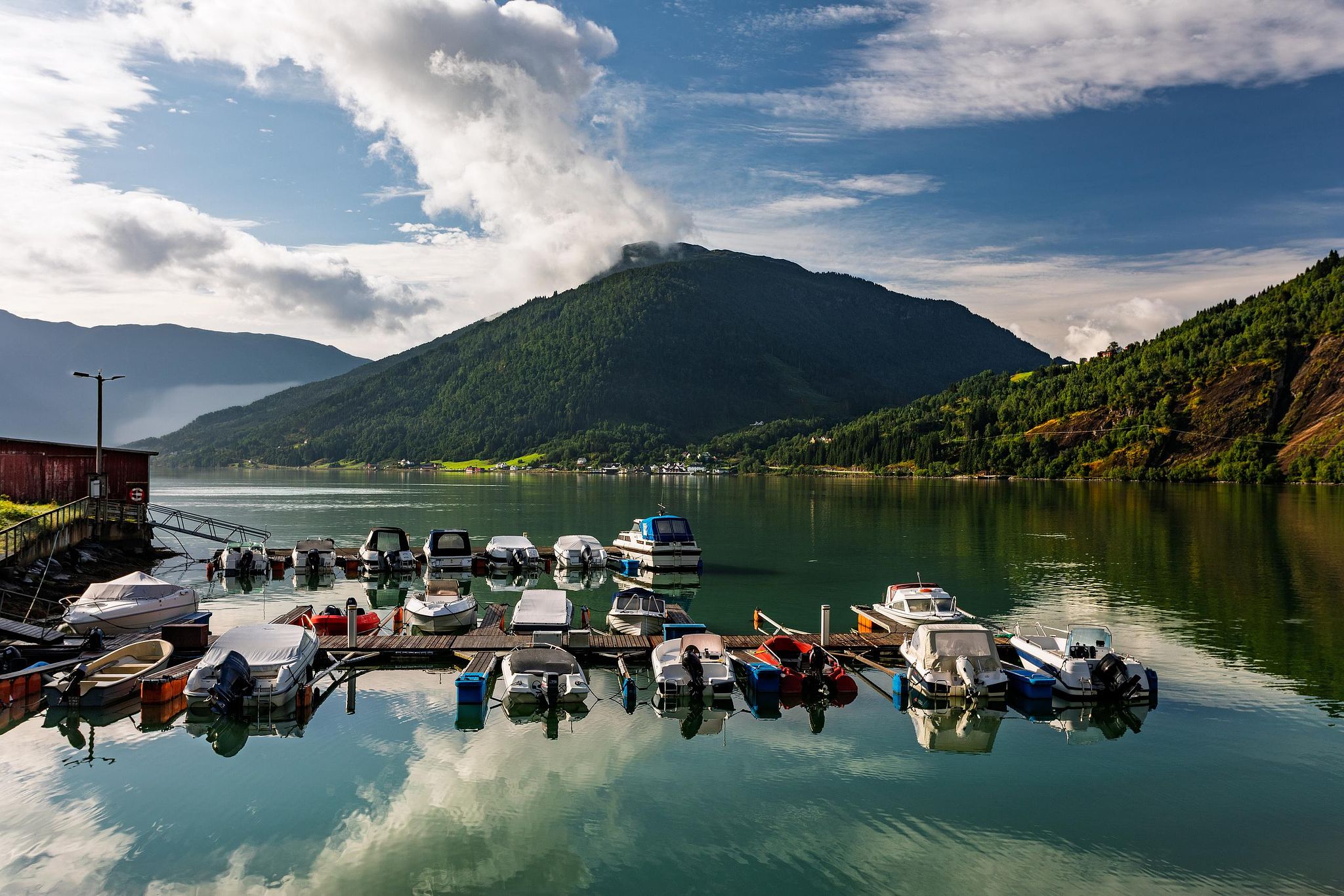 Bateaux dans le  fjord, éclaircie sur le paysage.