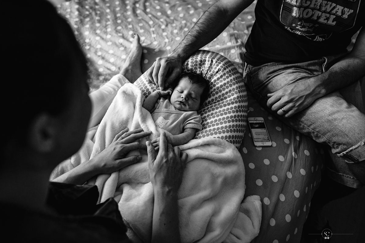 Nouveau-n&eacute; et parents en s&eacute;ance photo intime avec photographe sp&eacute;cialis&eacute; famille &agrave; Lyon
