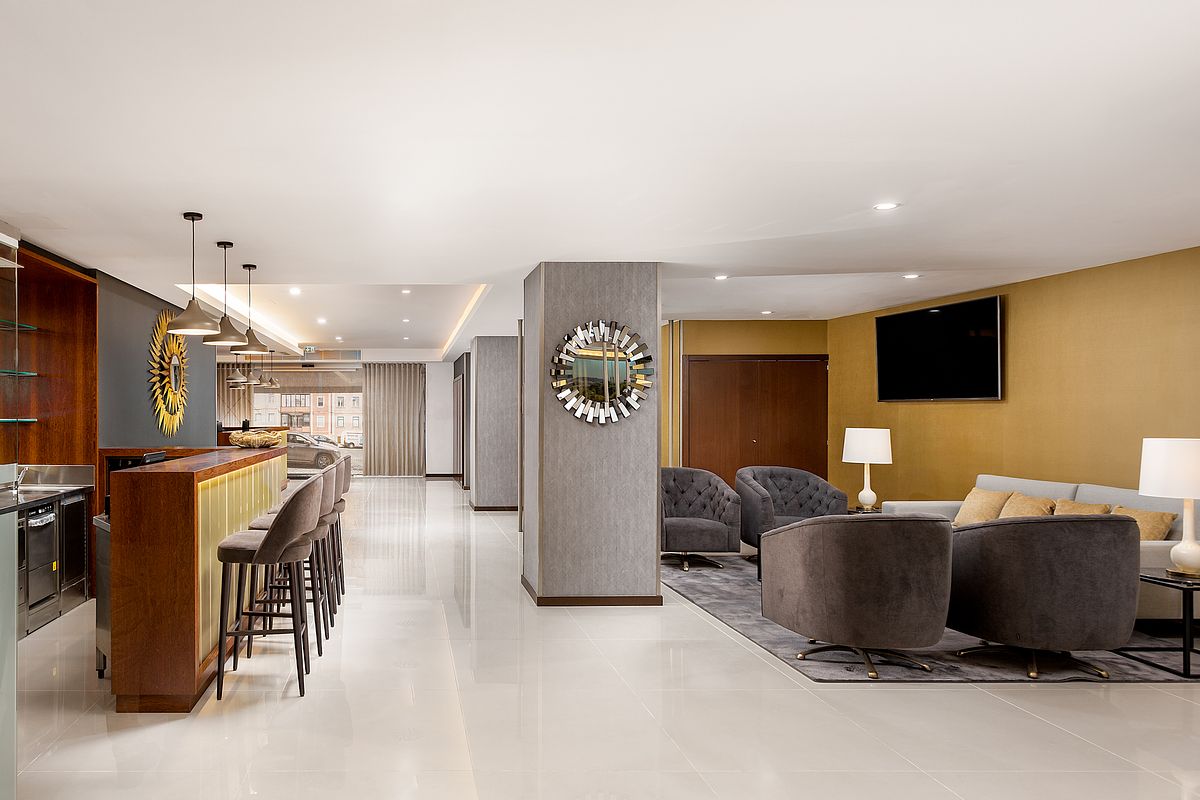 Lobby do Empire Marqu&ecirc;s Hotel com ilumina&ccedil;&atilde;o contempor&acirc;nea