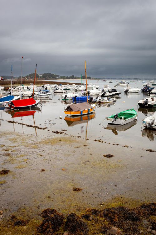 Les 3 voiliers colorés au port