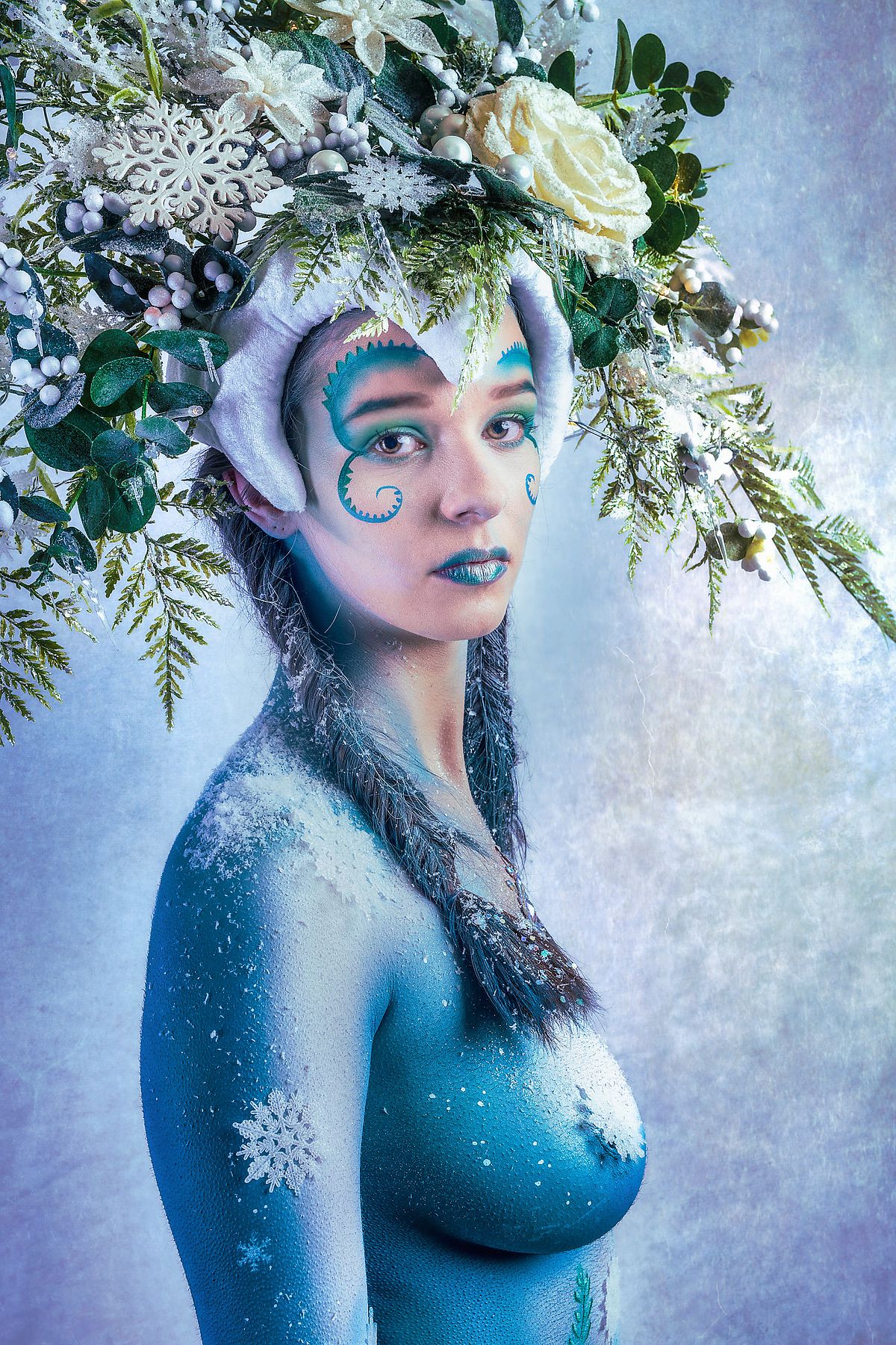 photo tarot Reine de Givre, femme bleue et blanche dans un paysage hivernal lumineux, symbolisant sagesse et lucidit&eacute;