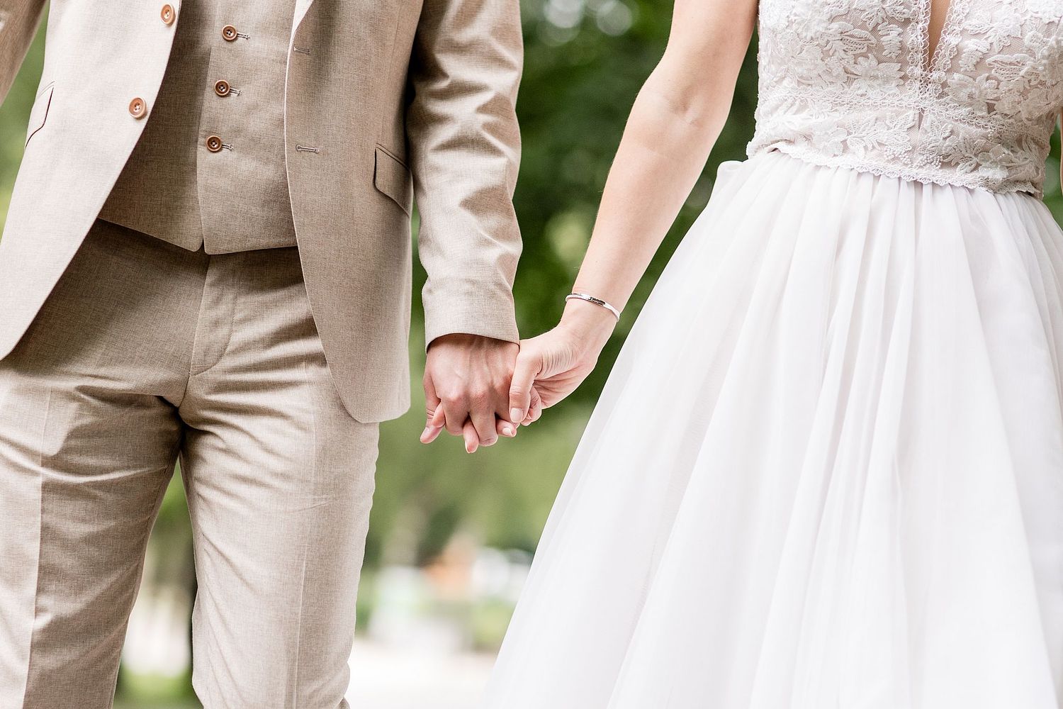 Brautpaar halten Händchen in Bornheim - Momentaufnahmen iris Sauermann