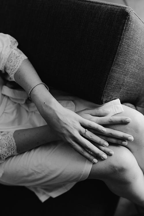 Eleganti preparativi della sposa in camera matrimonio raffinato Tenuta Santi Giacomo e Filippo Urbino