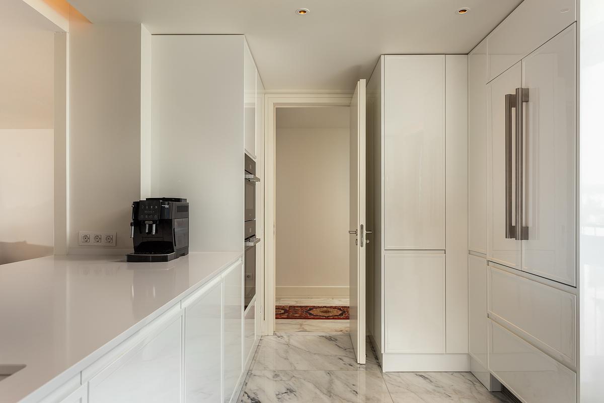Cozinha contempor&acirc;nea em apartamento T4 de luxo no Legacy Residences Cascais