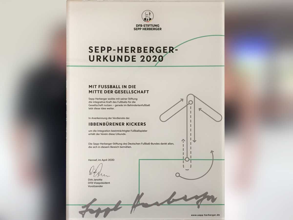 Übergabe der Auszeichnung durch Mandana Büscher von der Sepp-Herberger-Stiftung