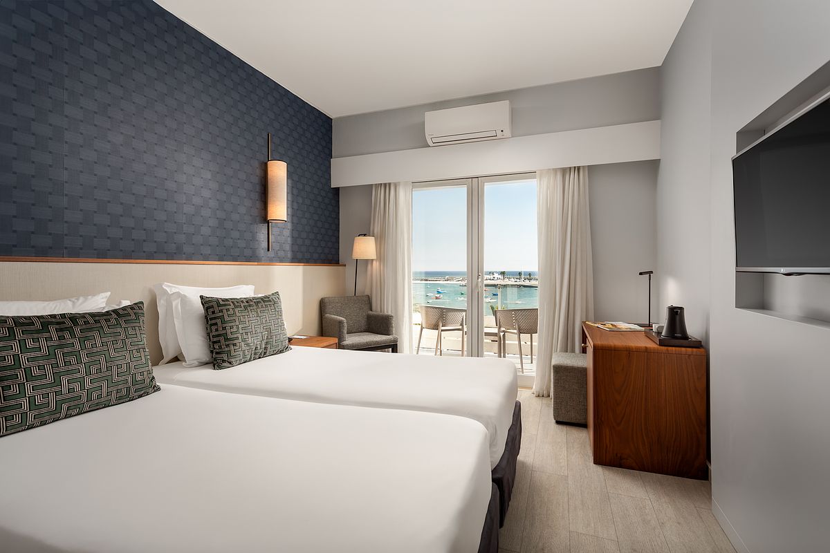 Quarto renovado do Hotel Ba&iacute;a Cascais &ndash; fotografia de interiores de hotel