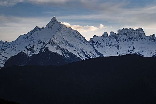 Sacred Shangri-La peaks bathed in dawn light—between heaven and earth, only the sound of breathing remains.