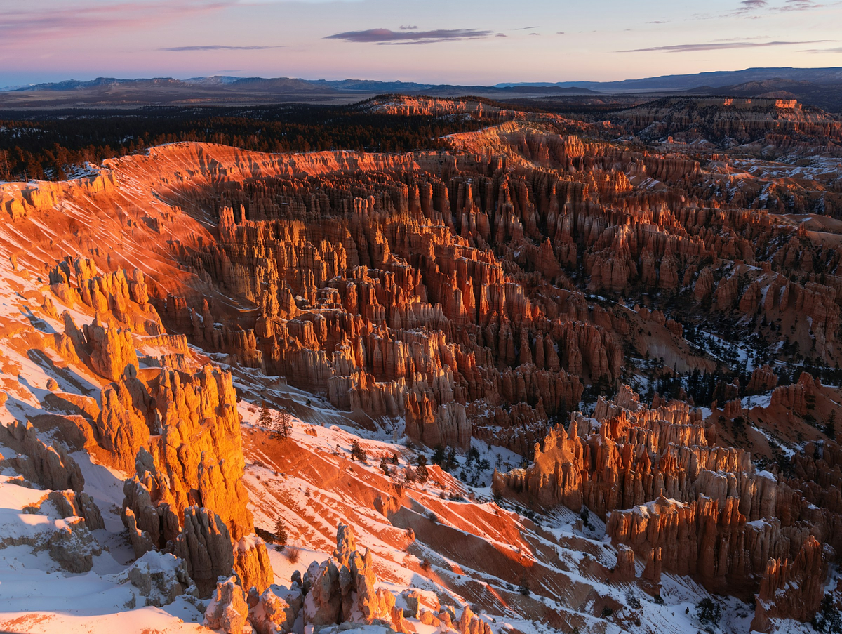 Goldene Stunde in einer Winterlandschaft